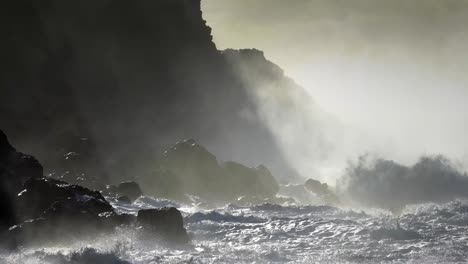 Grandes-Olas-Del-Océano-Llegan-A-La-Costa-De-Hawaii-Y-Rompen-En-La-Orilla