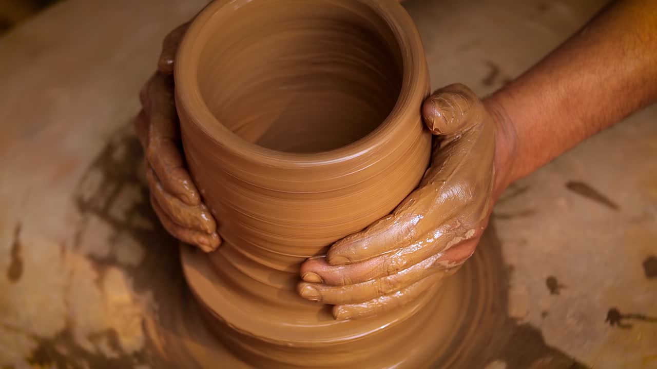 Potter al lavoro fa piatti di ceramica. India, Rajasthan.