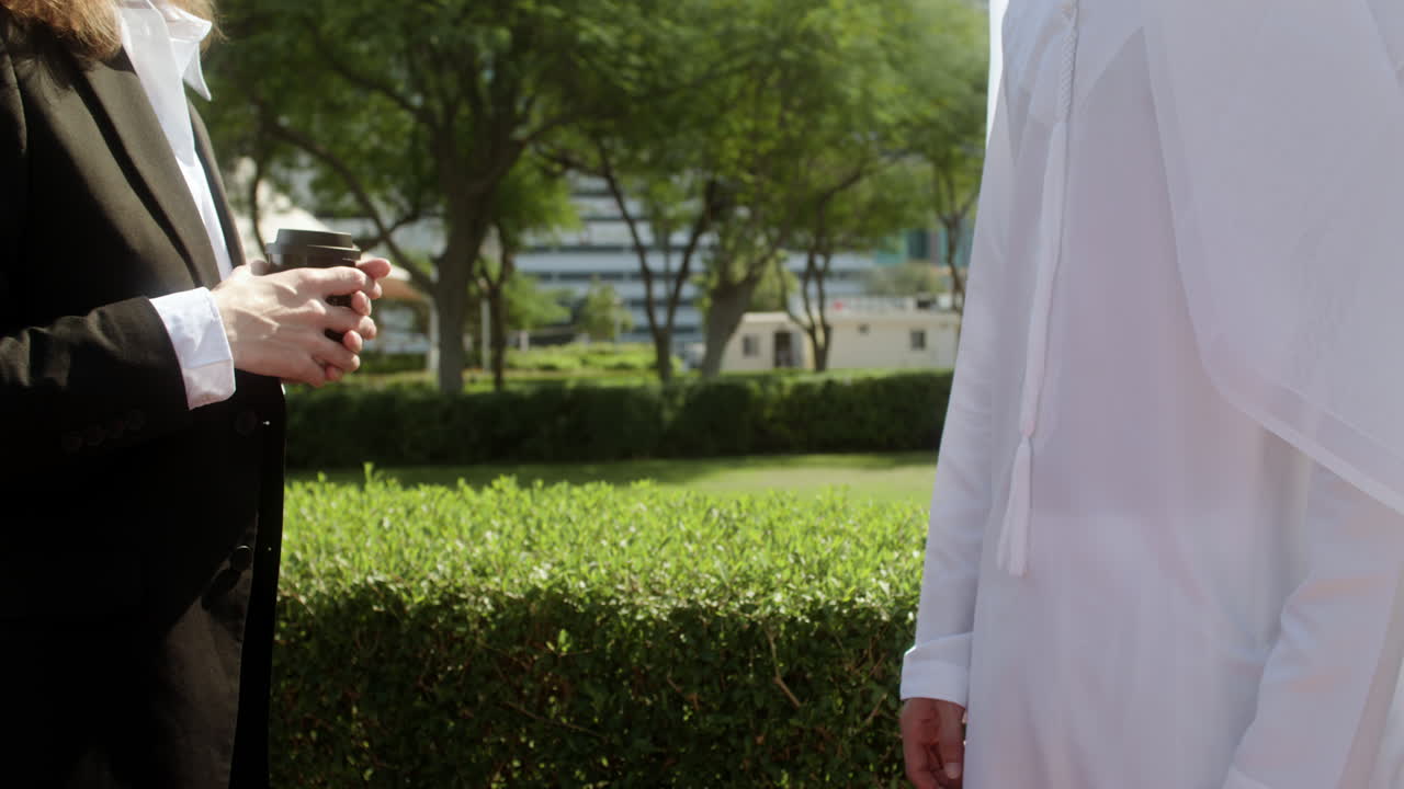 두 사람이 사업에 대해 이야기하고 있습니다.