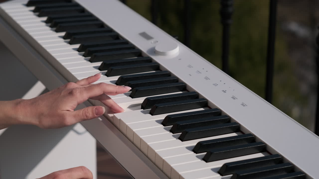 persona que toca el piano digital al aire libre