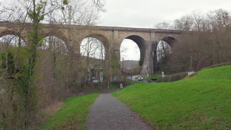 el viaducto histórico de la comuna de clecy en normandía, francia