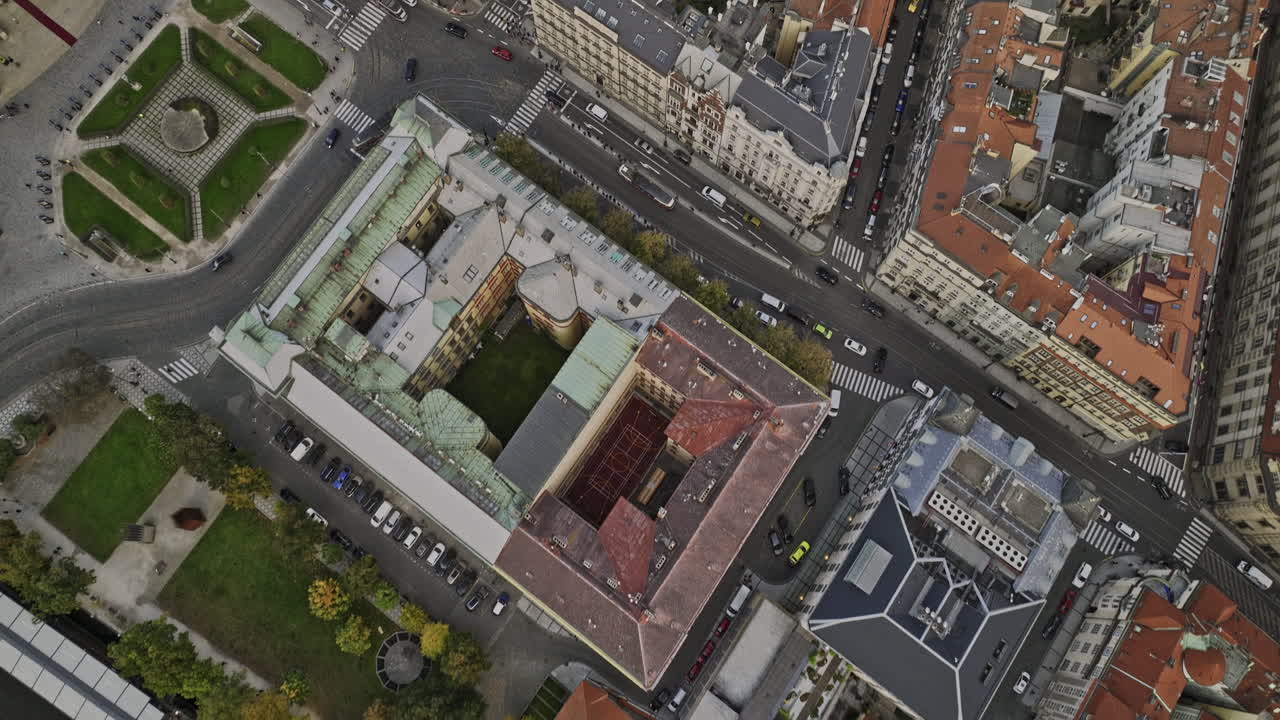 프라하 (prague) 체코 (czechia) aerial v114 vertical top-down view, 드론 플라이오버, 매력적인 올드 타운 지구, 역사적인 빌딩 블록과 거리 전망을 위에서 포착 - mavic 3 cine로 촬영 - 2022년 11월