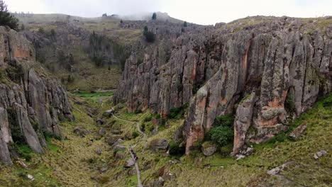 Hermosas-Formaciones-Rocosas-En-Cumbemayo-En-Cajamarca,-Perú