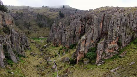hermosas formaciones rocosas en cumbemayo en cajamarca, perú