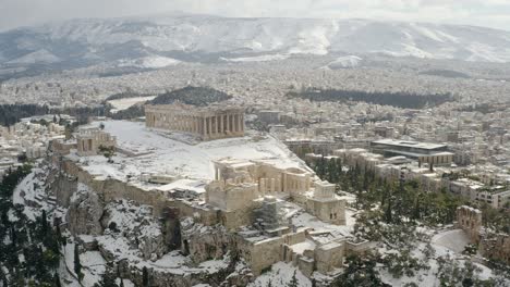 vista aérea lejos del templo nevado del partenón, invierno en atenas, grecia - reversa, disparo de drones