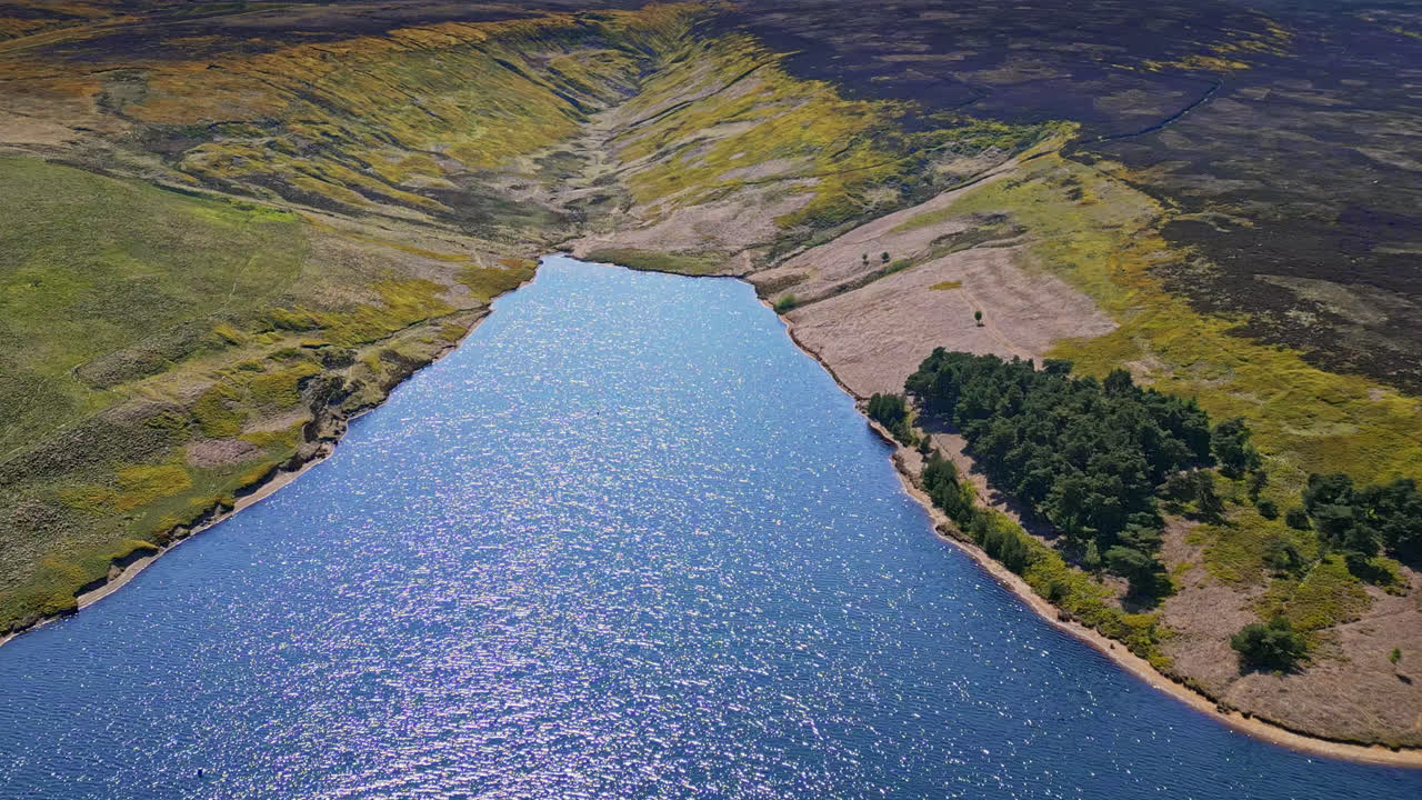 imágenes aéreas del embalse de winscar en yorkshire, reino unido.