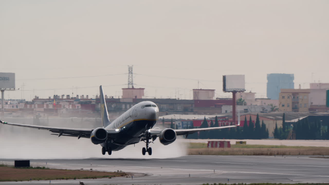 Aereo passeggeri che decolla dalla pista dell'aeroporto