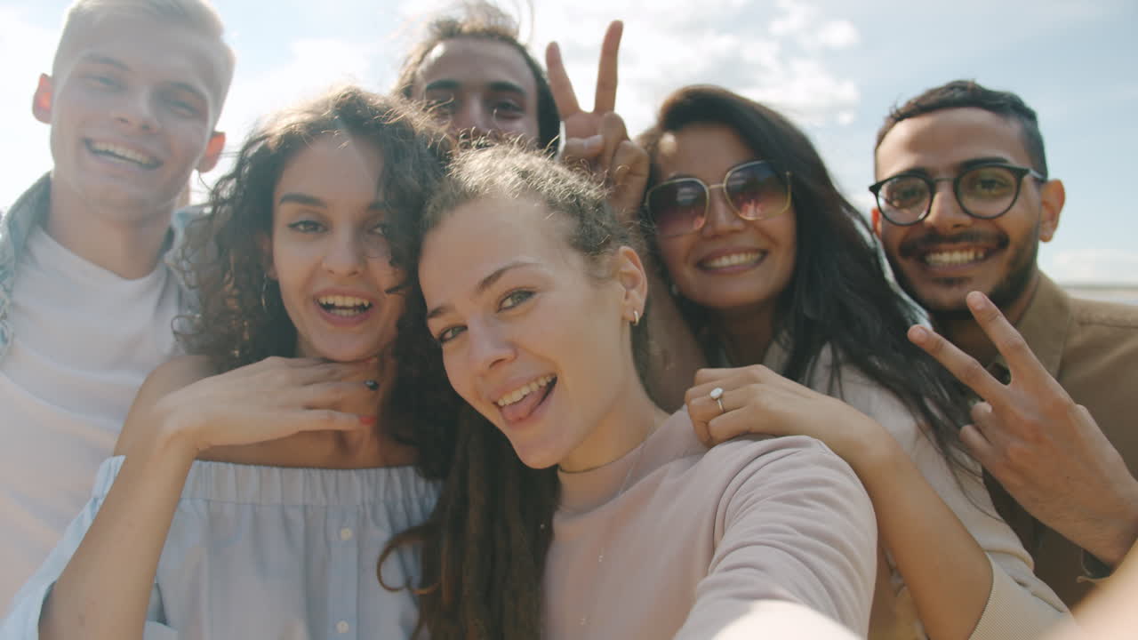 Los amigos se toman una selfie