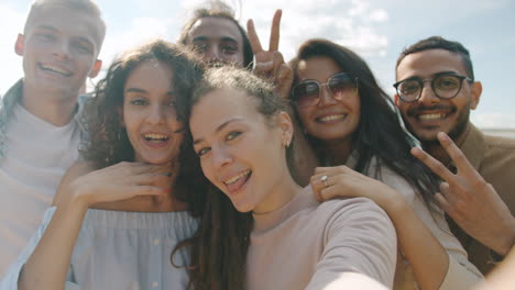 amigos tomando una selfie
