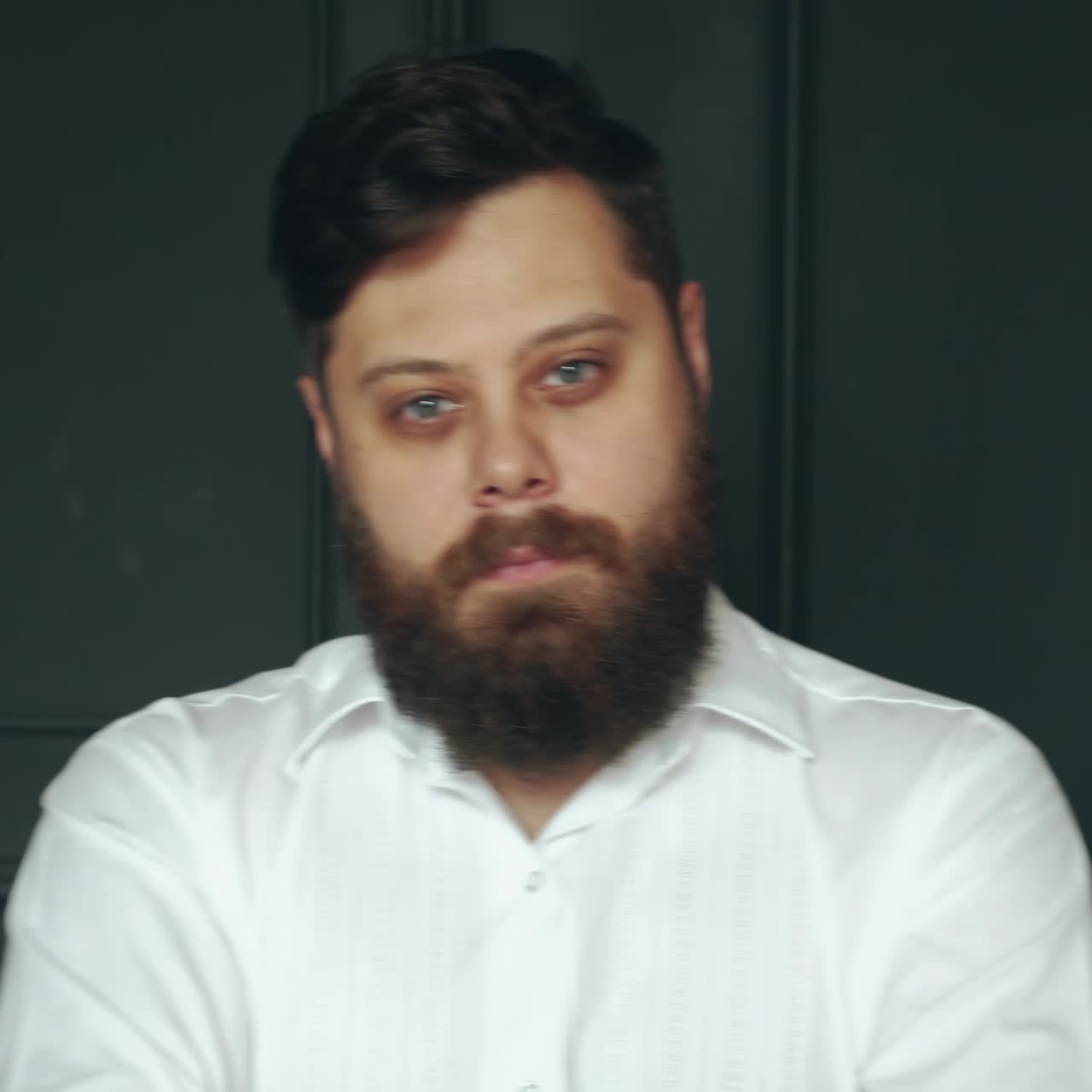 hombre barbudo en el estudio