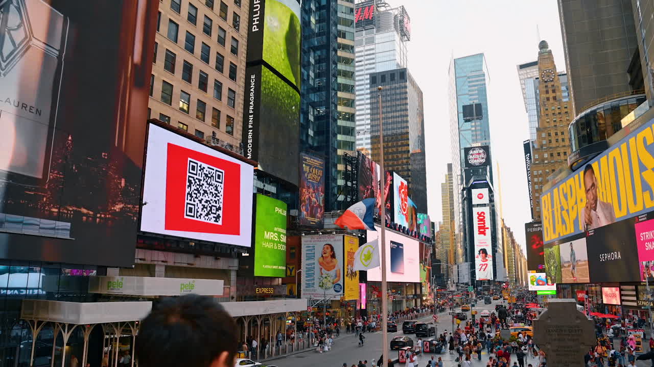New York, USA, 8 ottobre 2025: immagini che lampeggiano sugli schermi degli edifici di una grande città. Scenari affollati di Times Square a New York, USA