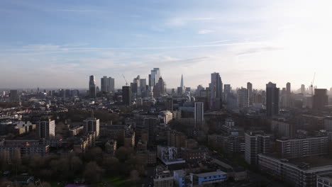 Toma-Aérea-Ascendente-Del-Horizonte-De-Londres-Desde-Hoxton-En-Invierno