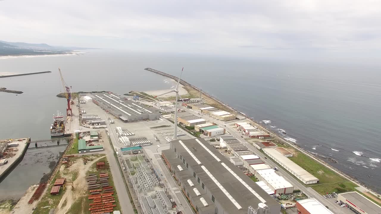 해변과 바다 풍차가 있는 조감도 바다