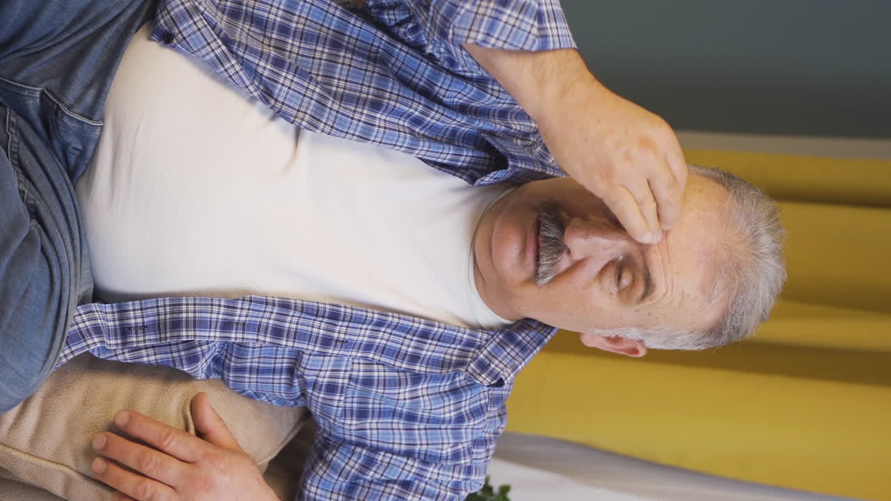 Vertikal video av gammel mann med migrene som opplever smerte
