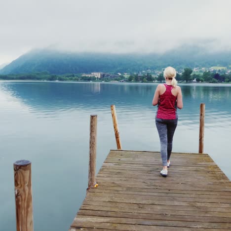 Mañana-En-Los-Alpes-Cerca-Del-Lago-De-Montaña-1