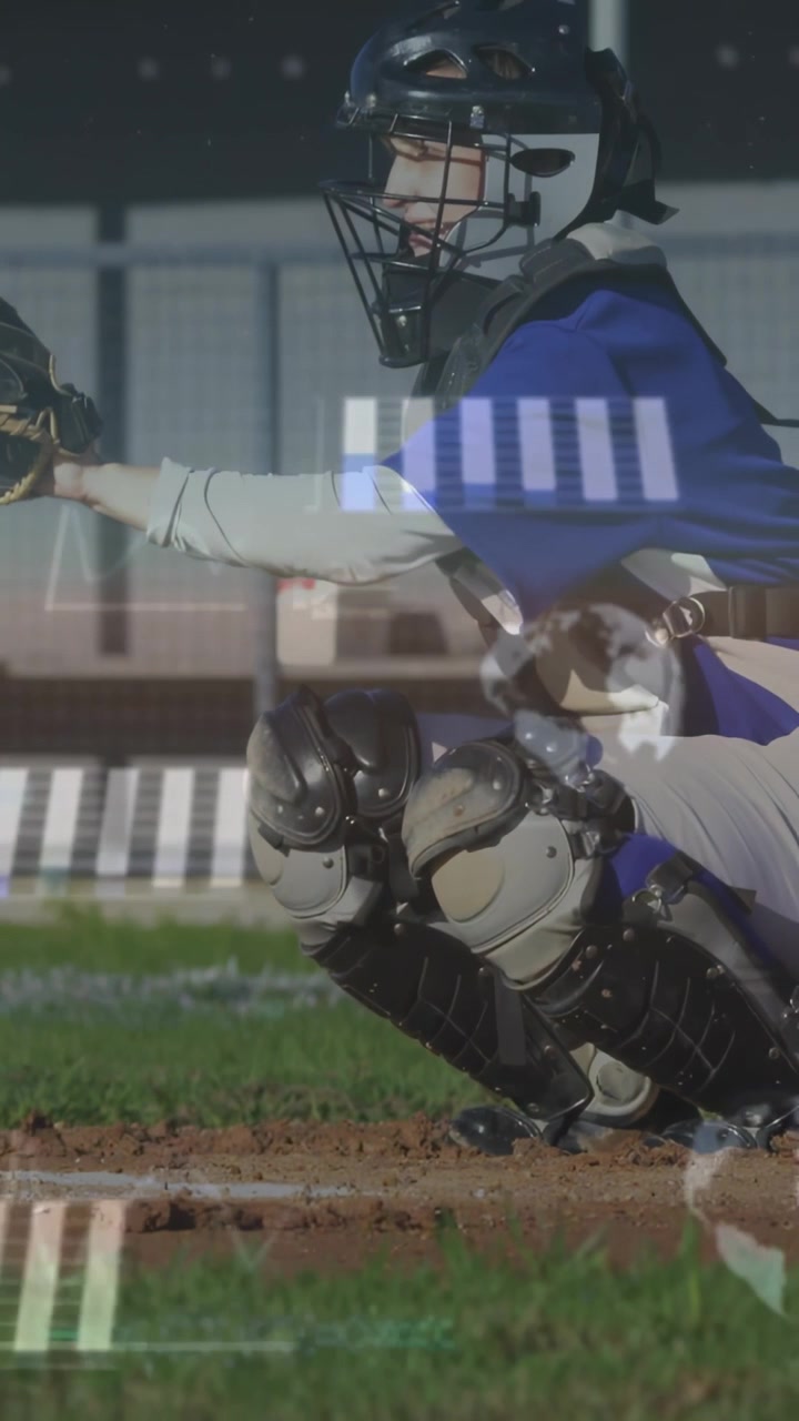 Video verticale: Ricevitore di baseball che si accovaccia, allungando il guantone per prendere la palla al lancio, con barre che nascondono il guanto