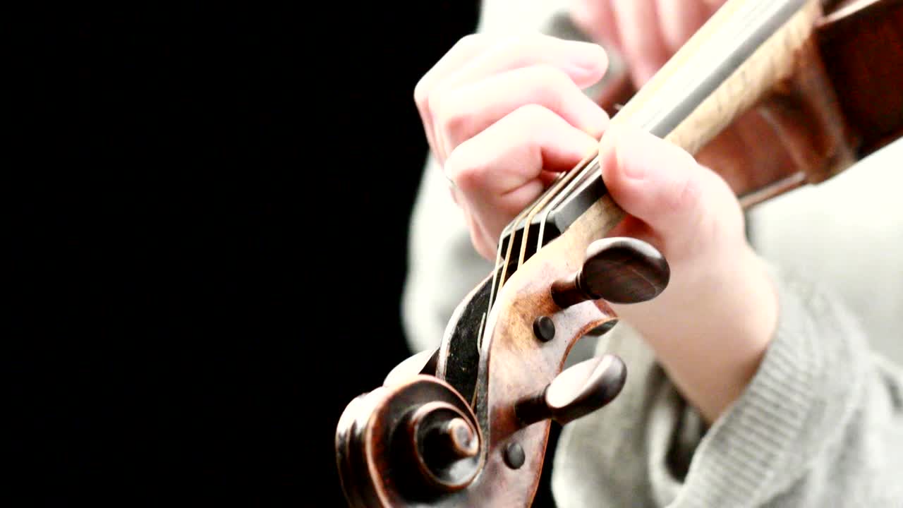 바이올리니스트가 연주하는 - 그녀의 손의 클로즈업