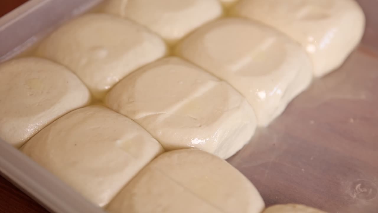 Primo piano di mozzarella fresca in salamoia