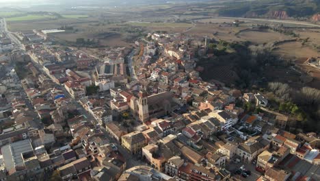 toma aérea ascendente de una iglesia