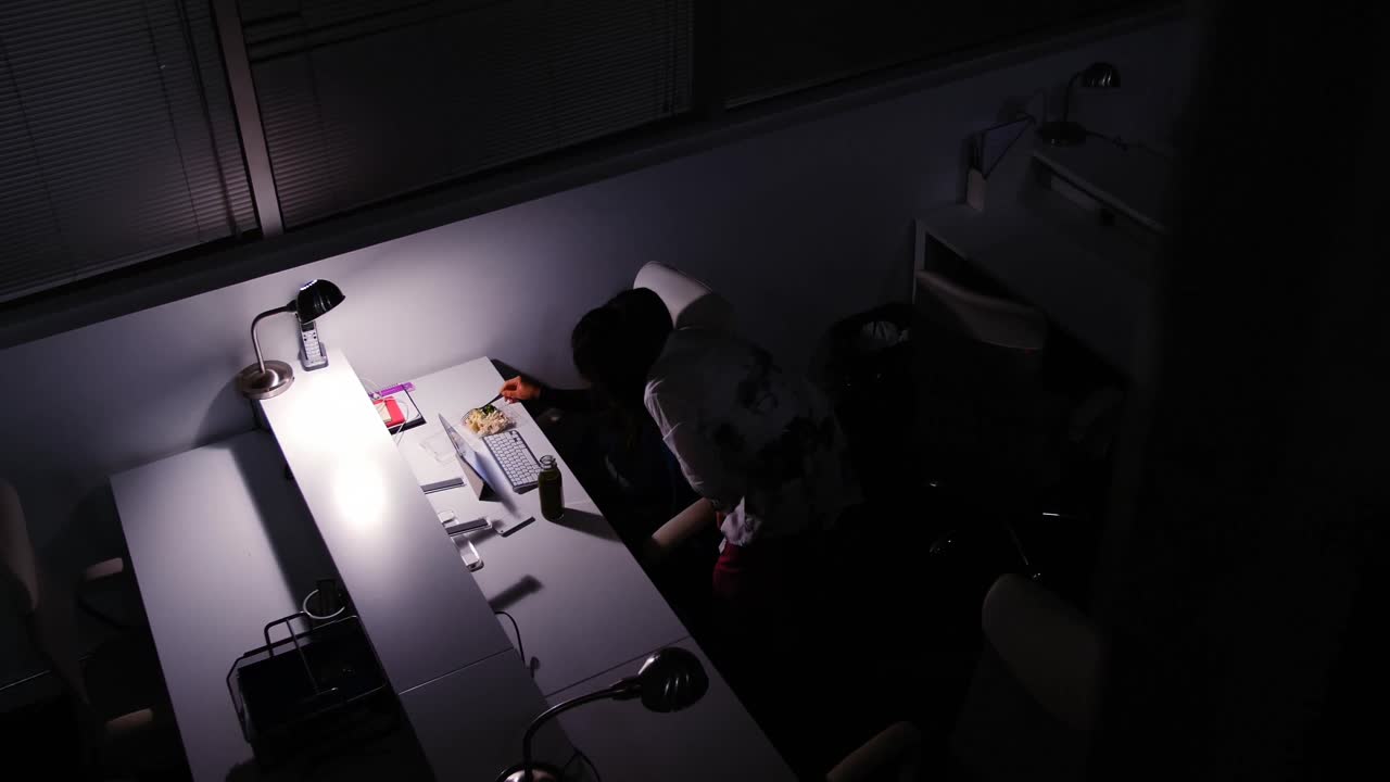 mujer ejecutiva que usa una tableta digital