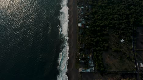 Paraíso-Tropical-En-La-Ciudad-De-Playa-De-Monterrico-En-La-Costa-Pacífica-De-Guatemala