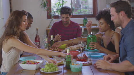seis amigos adultos jóvenes se sientan a comer en una cena, filmado en r3d