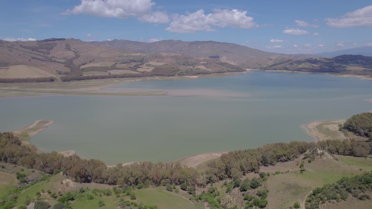 이탈리아 시칠리아의 포지요 호수 근처에서 가으로 인한 문제를 보여주는 공중 내려오기
