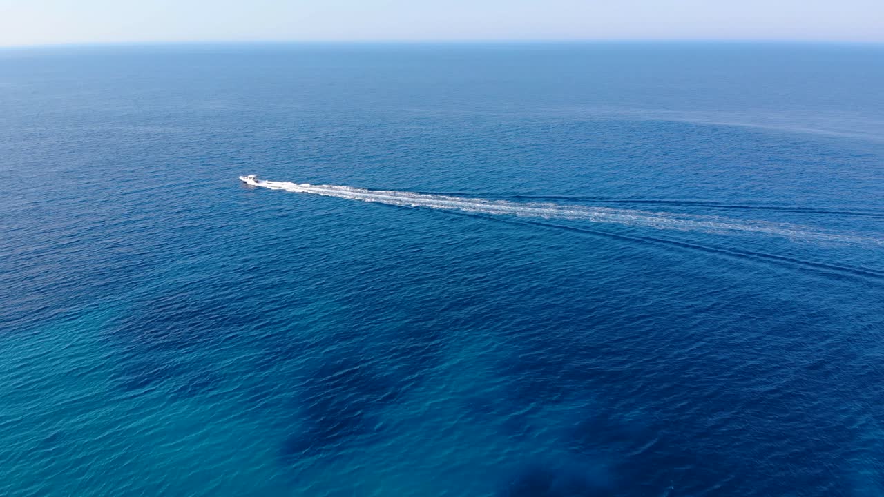 푸른 푸른 바다를 가로질러 하얀 거품을 추적하는 모터보트, 우주 휴가 개념 복사