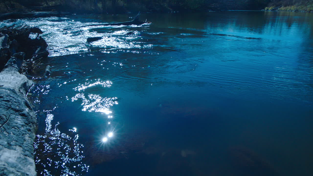 río de montaña con agua azul y tranquila. cámara lenta