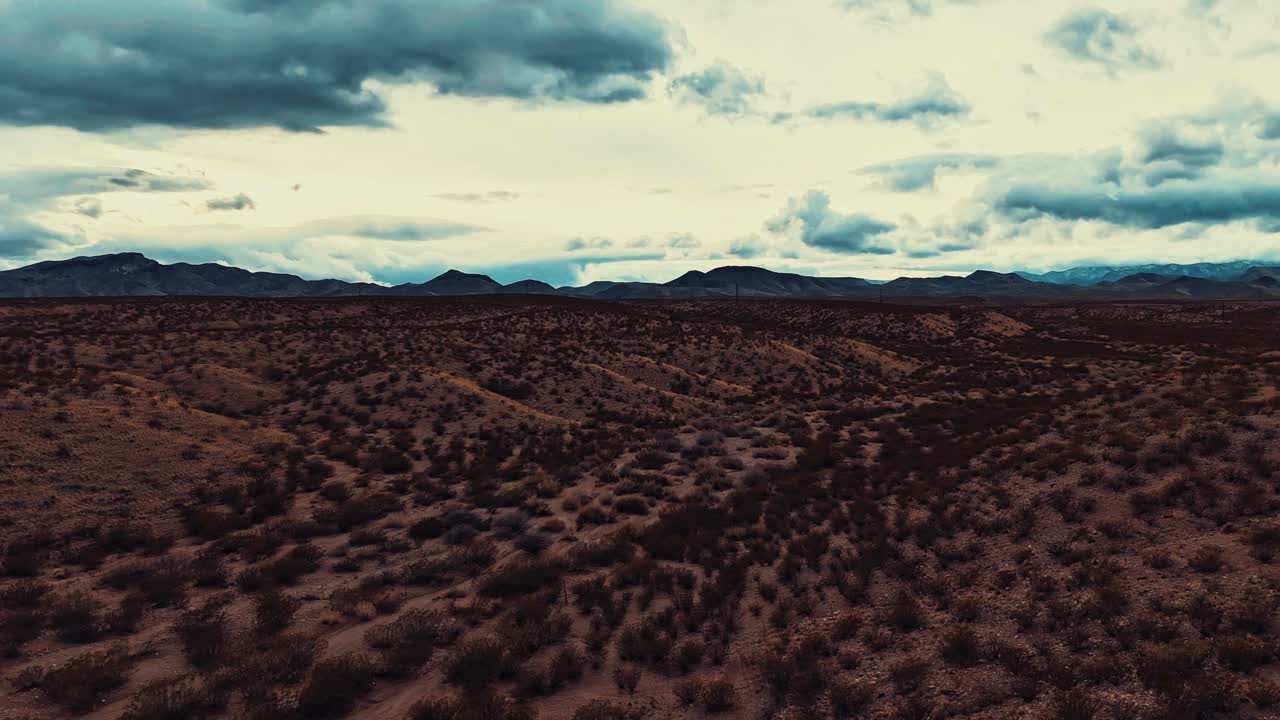 hiperlapso de terreno de montaña desértico con nubes que se mueven rápidamente
