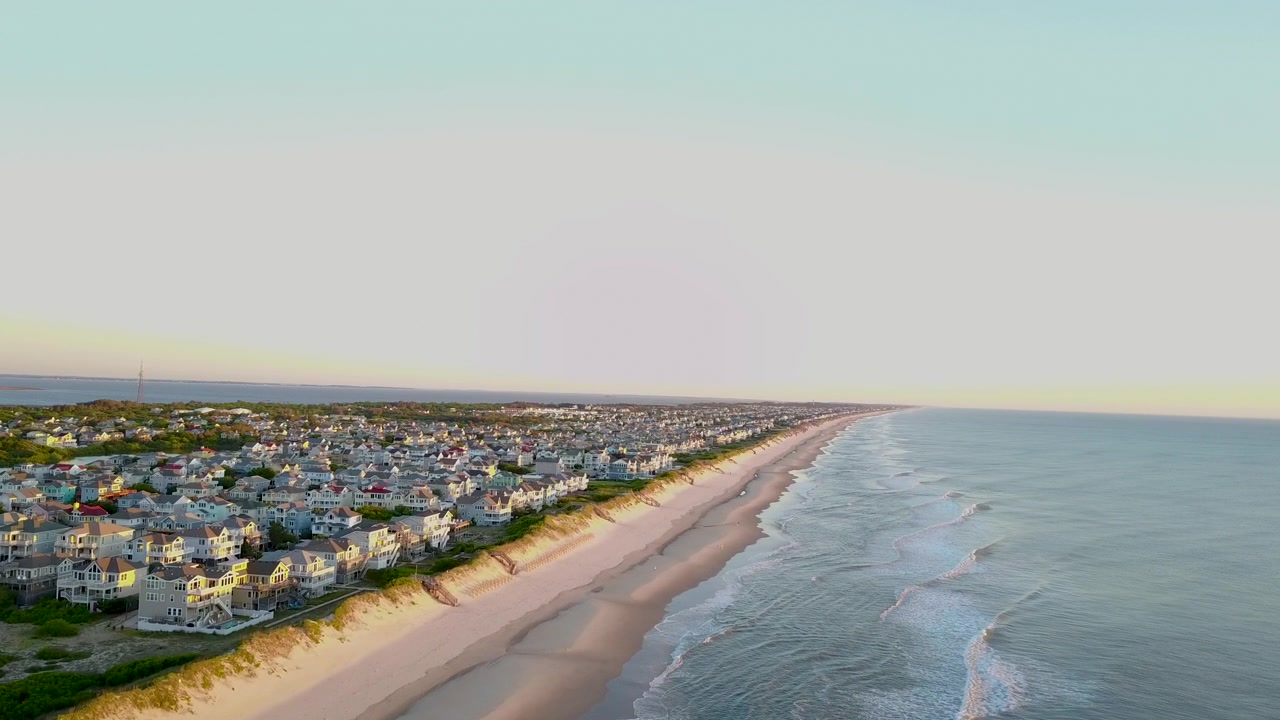Volo aereo lungo la costa con vista sulla comunità all'alba. Corolla, NC. Outer Banks.