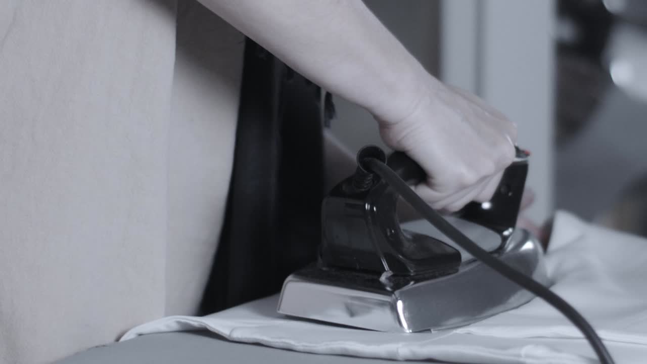 히자브를 입은 무슬림 여성 헤드 스카프 아이러닝 - 기울어 공개