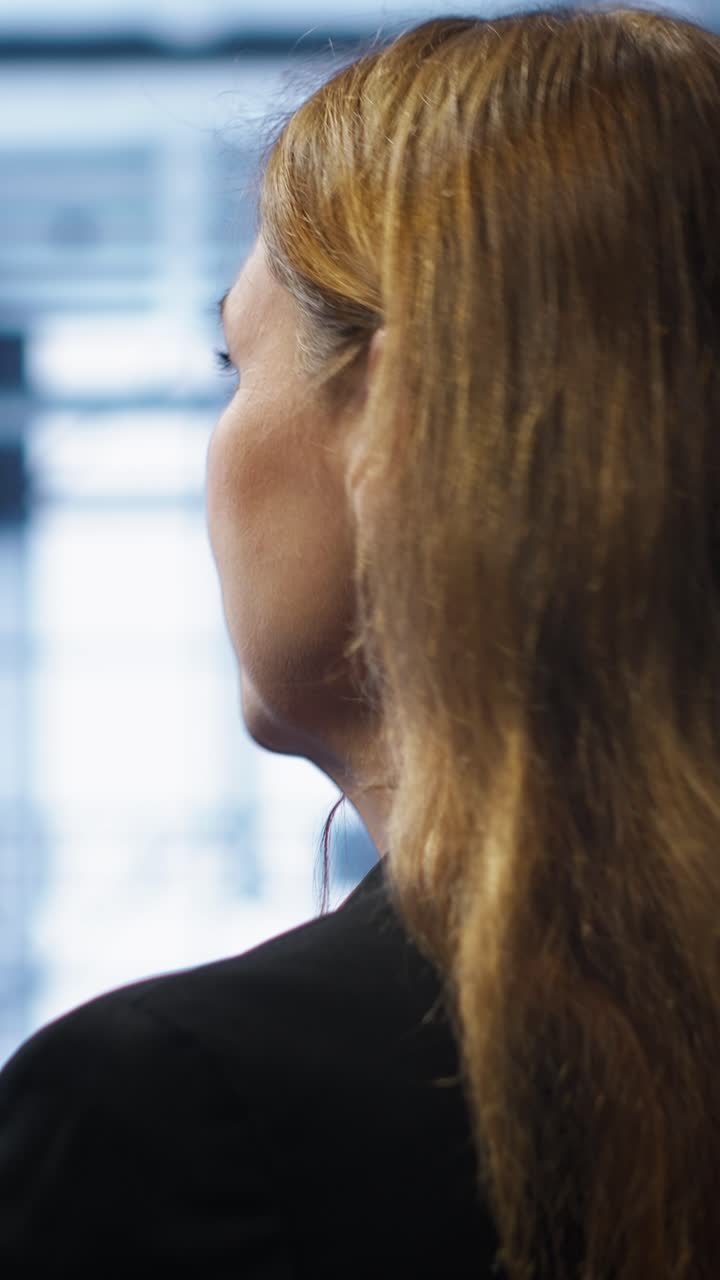 Primo piano di una professionista che lavora al laptop in ufficio