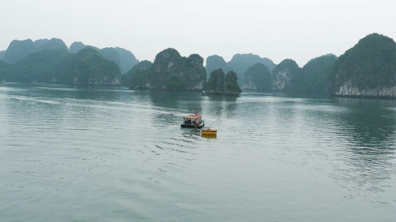 신비로운 하롱 만: 어두운 날에 석회암 섬으로 향하는 작은 보트 모험