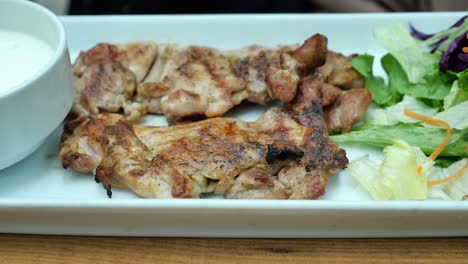 pollo a la parrilla con ensalada