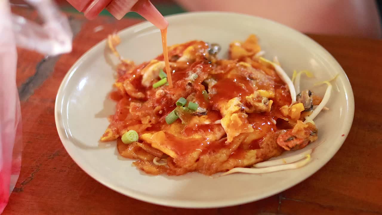 la salsa se añade a un plato de fideos