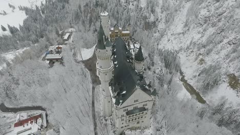 vista aérea de neuschwanstein volando alrededor del castillo de schwanstein poi