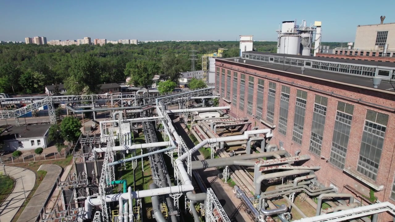 Tubi e condotte imponenti in una centrale elettrica industriale, 4K