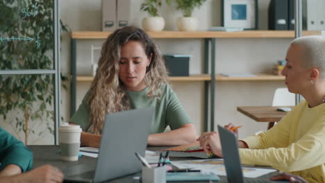 Mujer-De-Negocios-Hablando-Con-El-Equipo-En-La-Reunión-De-La-Oficina