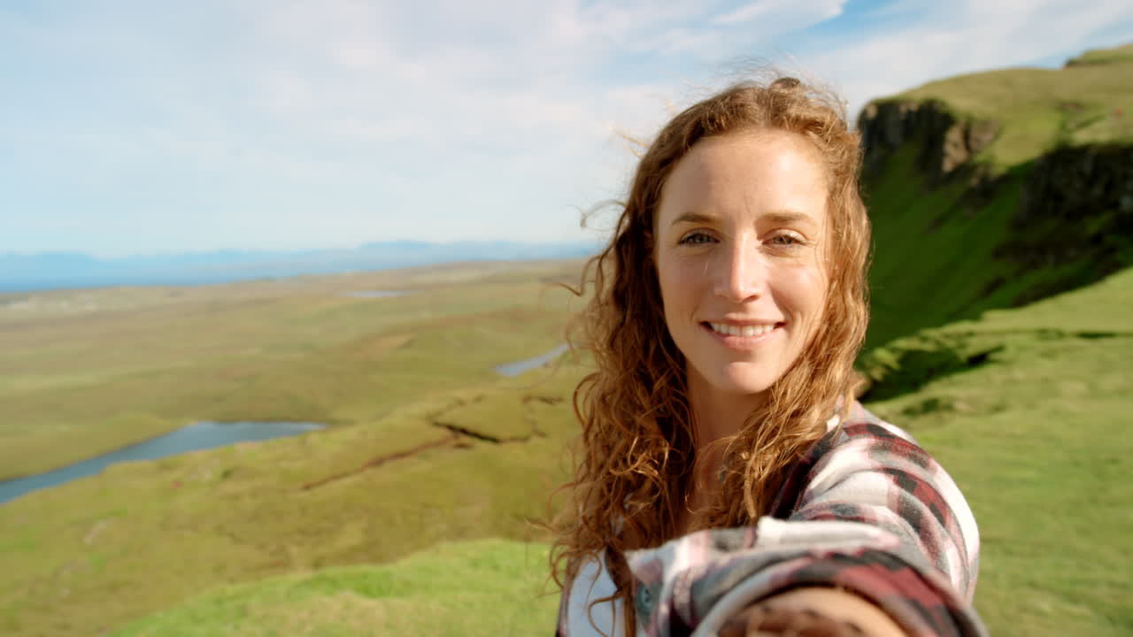 una mujer tomando una selfie en islandia.