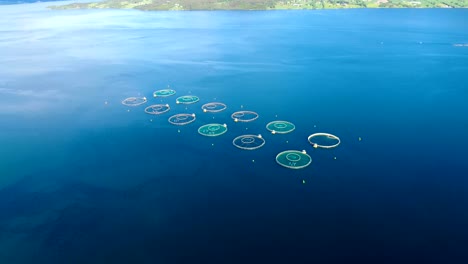 imágenes aéreas de granjas de pesca de salmón en noruega