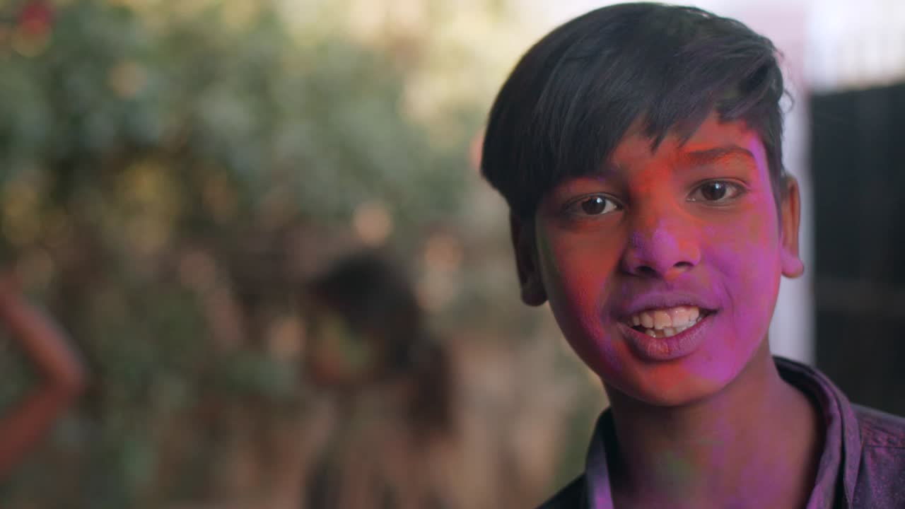 niños celebrando el festival hindú de holi en rajasthan, india