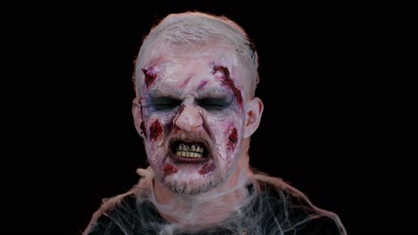 Unerwartetes-Erscheinen-Eines-Furchteinflößenden-Mannes-Mit-Blutigem,-Verwundetem-Halloween-Zombie-Makeup,-Der-Versucht,-Angst-Zu-Machen