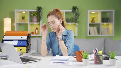 Mujer-De-Negocios-Con-Ojos-Cansados.