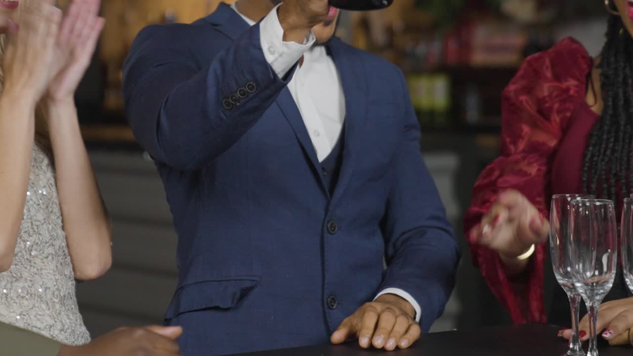 샴페인과 함께 새해 전야를 축하하는 친구들의 클로즈업