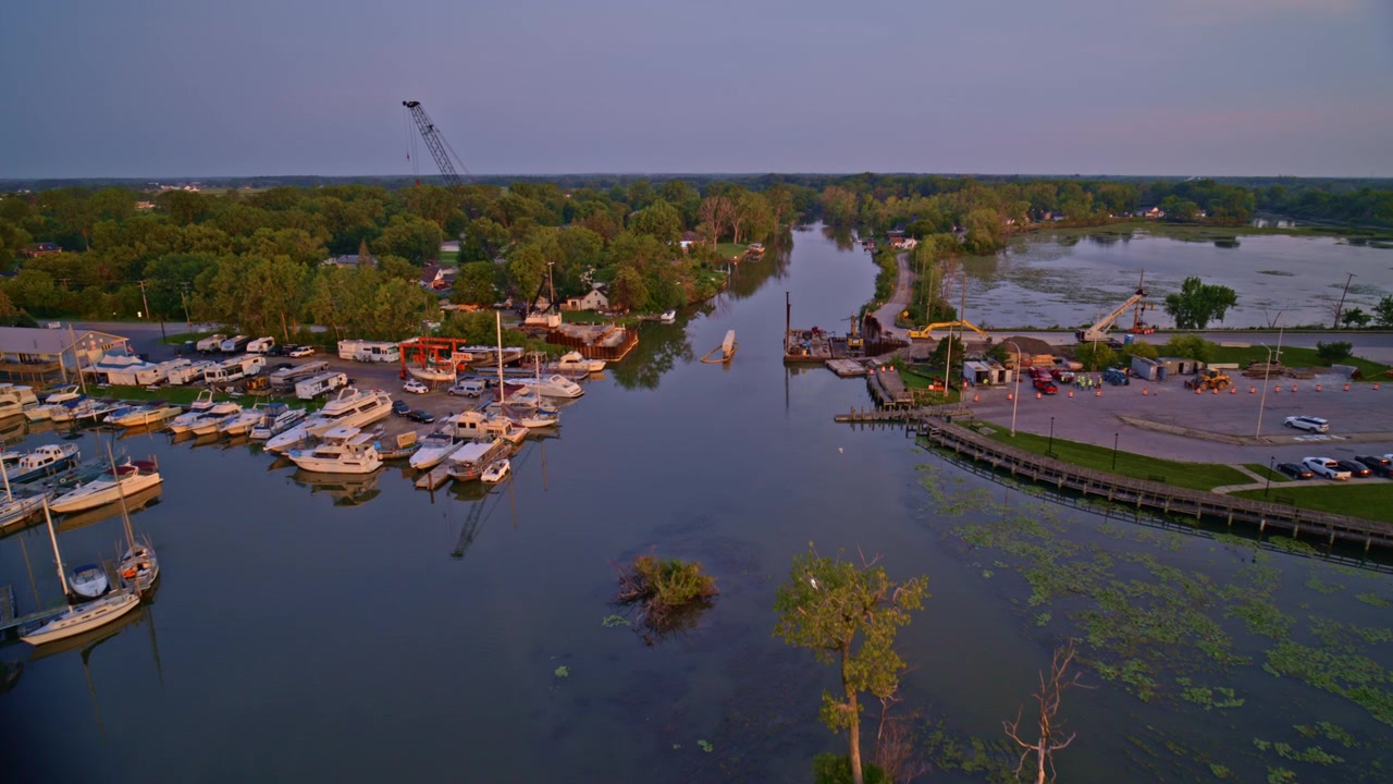Una vista aerea con drone vicino a Hull's Trace a Rockwood, Michigan, che mostra il fiume Huron alla sua foce nel Lago Erie