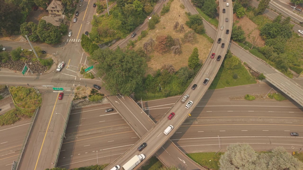 Portland, Oregon, Interstate 405 terlihat dalam pandangan udara dari atas dengan lalu lintas bergerak, jalan layang melengkung, jalan-jalan permukaan, dan infrastruktur jalan bebas hambatan perkotaan