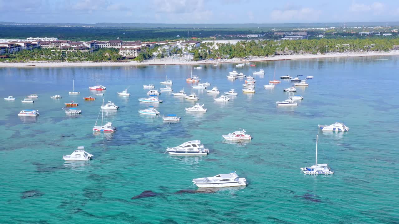 mar caribe con lanchas rápidas, bavaro, punta cana, república dominicana - toma aérea de drones