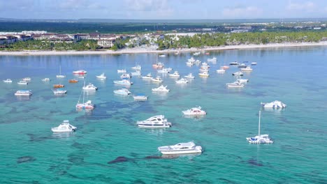 Mar-Caribe-Con-Lanchas-Rápidas,-Bavaro,-Punta-Cana,-República-Dominicana---Toma-Aérea-De-Drones