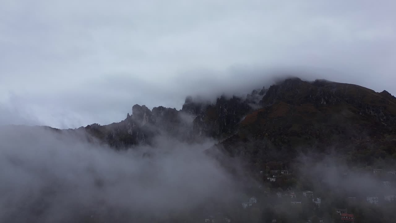 안개가 가득한 산 마을